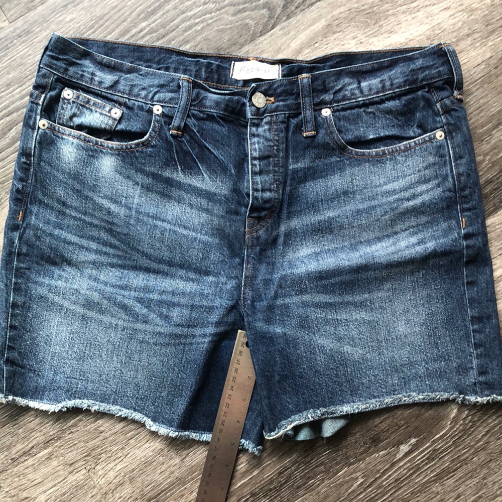 Madewell Blue Jean Shorts Classic distressed Cut-Off Style - 5in inseam, size 31 - Picture 5 of 9